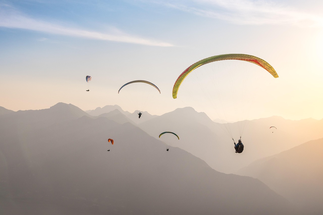 découvrez les sensations fortes du parapente ! volez au-dessus des paysages époustouflants, ressentez la liberté et l'adrénaline tout en profitant d'une expérience inoubliable. parfait pour les aventuriers en quête de nouvelles émotions.
